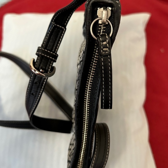 Beautiful Coach Crossbody signature C’s black/gray canvas/leather purse - Picture 3 of 16